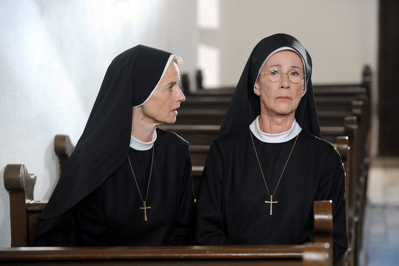 „Um Himmels Willen“, „Lösegeld.“ Herrn Bonretters Tochter wurde entführt. Weil er gesundheitliche Probleme hat, kann er das geforderte  Lösegeld nicht übergeben. Kurzerhand springt Schwester Hanna für ihn ein. Doch die Geldübergabe missglückt gründlich. Bürgermeister Wöller kommt zufällig am Übergabeort vorbei und schnappt sich das Lösegeld noch vor dem Entführer, der daraufhin die Nerven verliert. Indes fasst Novizin Tabela schweren Herzens einen weitreichenden Entschluss: Ihrem Freund zuliebe will sie dem Klosterleben entsagen.Im Bild (v.li.): Emanuela von Frankenberg (Agnes Schwandt), Karin Gregorek (Felicitas Meier). – Bild: ORF/​Kineos/​Barbara Bauriedl