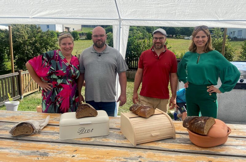 Tanja (l.) und Tobi (2.v.l.) Becker testen wie Brot am längsten frisch bleibt. Kochbuchautor Alexander Dölle (2.v.r.) und Reporterin Hendrike Brenninkmeyer (r.) begutachten das überraschende Ergebnis! – Bild: rbb/​SWR/​Sebastian Schiller/​SolisTV