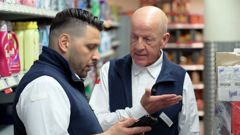 Die Rolltreppe wird zur Chefsache: Udo und Metin müssen das Rolltreppenregal befüllen – doch die Ware fehlt und ist nicht aufzufinden. – Bild: RTLZWEI