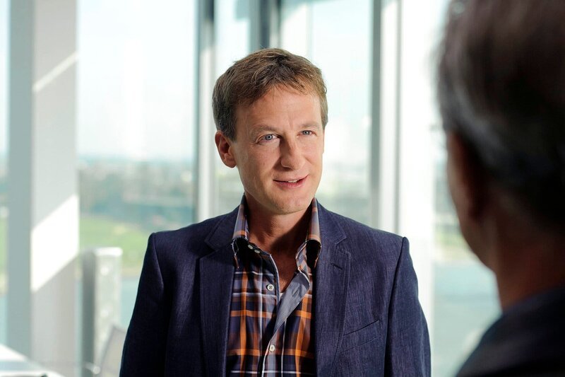 MDR Fernsehen TATORT: IHR KINDERLEIN KOMMET, am Mittwoch um 22:05 Uhr. Stefan Graz (Jan Henrik Stahlberg) hat es geschafft: Seit sein früherer Kompagnon Thomas Röpke aus der gemeinsamen Werbeagentur ausgeschieden ist, sitzt er allein am Ruder. Angesichts seiner persönlichen Probleme war Röpke den Aufgaben nicht mehr gewachsen. – Bild: MDR/​WDR/​Willi Weber