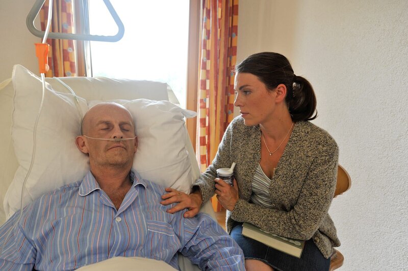 Komparse und Birgit Denner (Victoria Mayer) – Bild: ORF/​BEO-Film/​Stefanie Leo