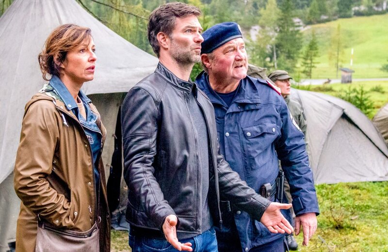 Auf der Suche nach Antworten zum Verschwinden des jungen Afrikaners, stoßen Kroisleitner (Ferry Öllinger, r.), Lukas Roither (Jakob Seeböck, M.) und Nina Pokorny (Julia Cencig, l.) auf die Hintergründe ominöser Fußballagenturen. – Bild: ORF/​Gebhardt Productions/​Stefanie Leo