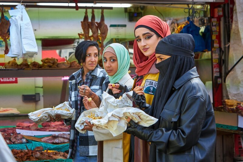 Ob auf der Bühne oder beim Streetfood-Snack: Saira (Sarah Kameela Impey, l.), Amina (Anjana Vasan, 2.v.l.), Ayesha (Juliette Motamed, 2.v.r.) und Momtaz (Lucie Shorthouse, r.) sind ein eingespieltes Team. – Bild: ZDF und DIANA OLIFIROVA