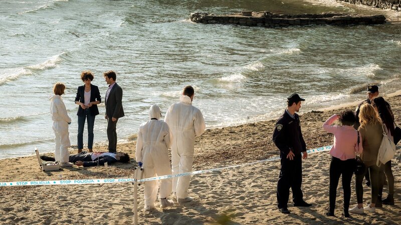Pathologin Brigita Stevic (Sarah Bauerett, hinten li.), Kommissarin Stascha Novak (Jasmin Gerat, hinten Mitte) und ihr Kollege Emil Perica (Lenn Kudrjawizki, hinten re.) untersuchen den Toten am Strand. – Bild: rbb/​ARD Degeto/​Constantin TV/​Conny Klein