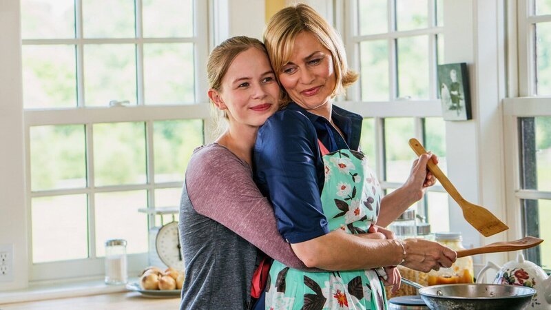 L-R: Holly (Emilia Bernsdorf) und Lydia (Gesine Cukrowski) – Bild: SRF/​ZDF/​Rick Friedmann