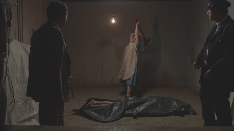 Leonarda (Cathy Bonanni) shows Detective Gatti (Julian Bane) Italian Policeman (Mark Taormino) how she did it. – Bild: Discovery Communications