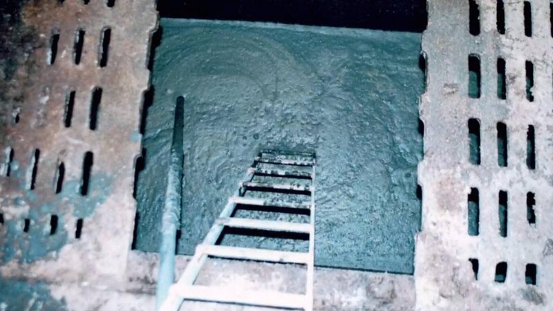 Metallleiter, die in halbfesten Beton führt. – Bild: Crime + Investigation /​ A+E Global Media