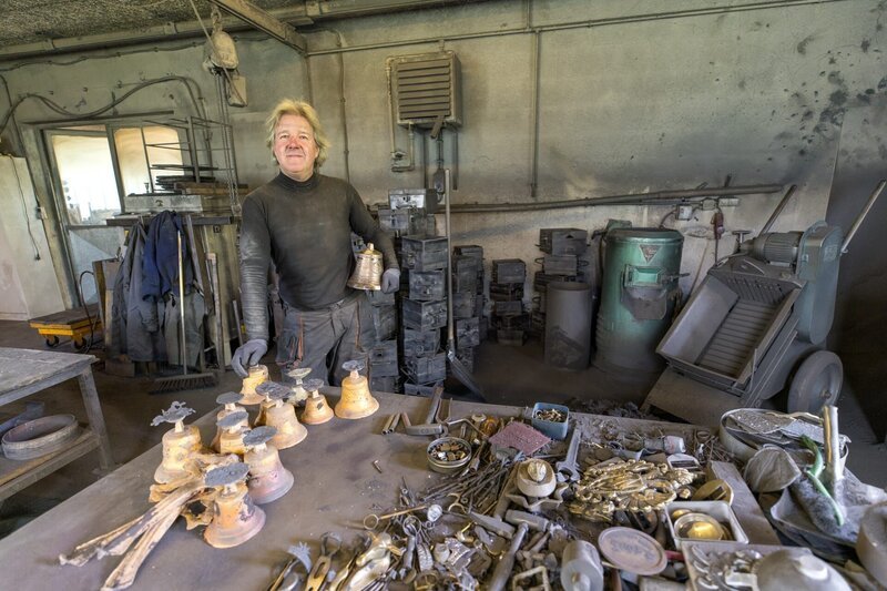 Wolfgang Olivier bei der Arbeit als Glockengießer – Bild: Eduardo Gellner /​ ServusTV