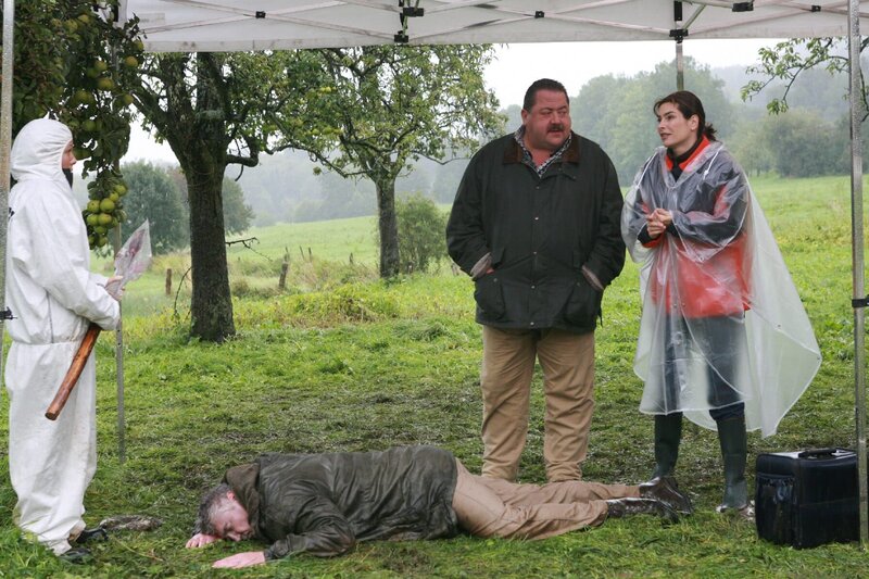 Die Rosenheim-Cops Staffel 7, Folge 16: Mord auf der Weide