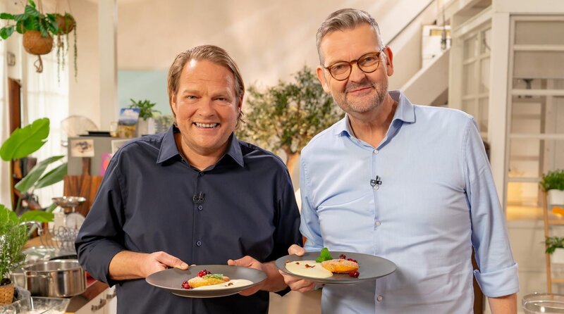 Björn hat mit Sternekoch Thomas Martin spontan ein kreatives Gericht aus Resten zubereitet: Apfel-Beignets mit Madeira-Zabaione, Cranberrys und Nüssen. – Bild: BR/​WDR/​Christopher Nußbaumer/​2bild
