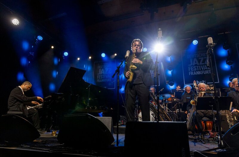 Die hr-Bigband mit Jason Moran (Piano). – Bild: HR/​Sascha Rheker