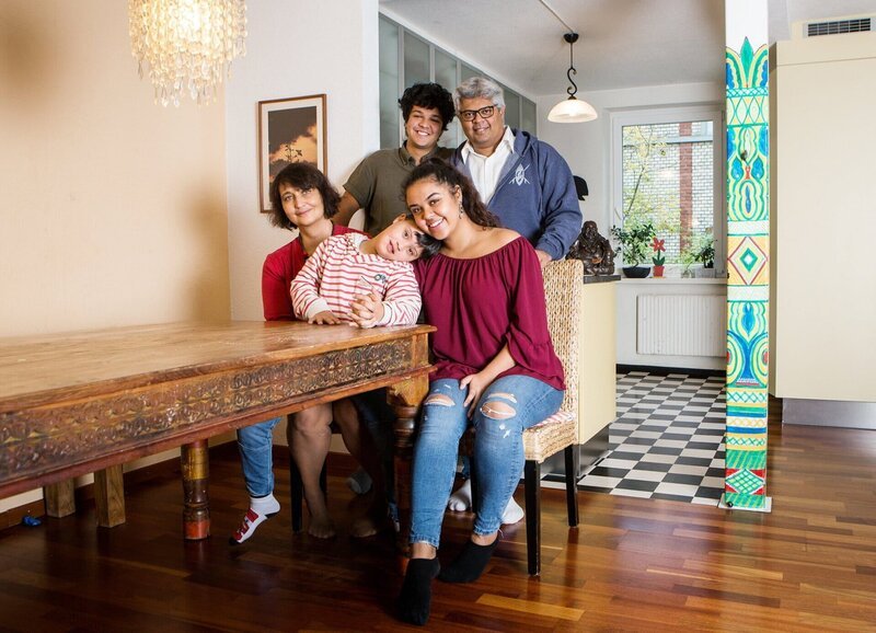 SRF bi de Lüt Familiensache Folge 2 Familie Hosali: Tamara Papst Hosali (Mutter), Rishi Hosali (gestreifter Pulli), Louis Hosali (Junge mit grauem Shirt), Manisha Hosali (Tochter mit bordeauxfarbenem Shirt), Rajesh Hosali (Vater) – Bild: SRF