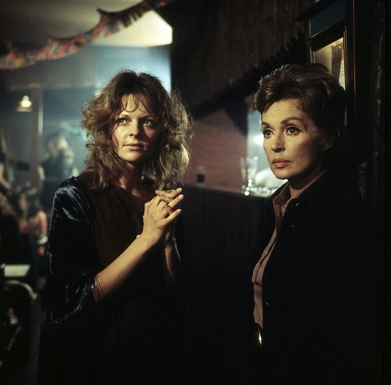 Mit allen Mitteln will Hilde Laresser (Lilli Palmer) ihrer Tochter Sybille (Sabine Sinjen, li.) helfen. – Bild: ZDF /​ Neue Münchner Fernsehproduktion