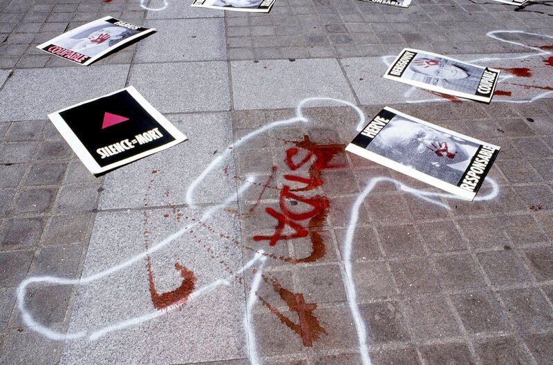 Die Aktivisten von Act Up-Paris machten mit auffälligen Protesten, zivilem Ungehorsam und kreativen Aktionen auf die Ausbreitung von Aids in Frankreich aufmerksam und klärten auf. – Bild: Roger-Viollet
