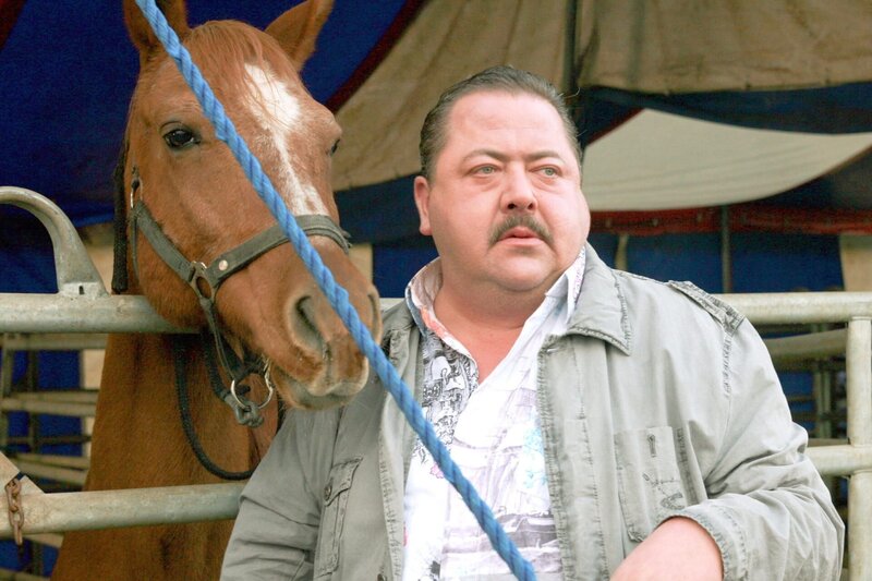 Dieses Pferd gehört nicht zu seinem Bauernhof: Korbinian Hofer (Joseph Hannesschläger) ermittelt in einem Mordfall im Zirkusmillieu. – Bild: ORF/​ZDF/​Christian A. Rieger