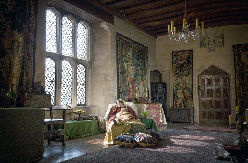 Kurz nach der Hochzeit mit Henry VIII. wird Anne (Claire Foy) schwanger. Der König hofft auf einen Sohn, damit die königliche Thronfolge endlich gesichert ist. – Bild: Company Pictures/​Playground E