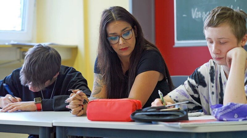 „Keine/​r ohne Abschluss“ ist das Motto von Julia Motlers Klasse. Die Lehrerin kann sich hier mehr Zeit nehmen und Schüler individuell fördern. Dranbleiben ist die Herausforderung, denn Potenzial hat hier jeder, ist Julia überzeugt. – Bild: SWR/​Lars Reuther
