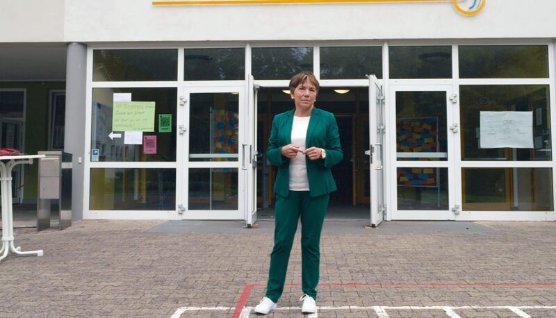 Die ehemalige Bischöfin Margot Käßmann kam inmitten der 68er-Proteste in die Schule. Von dem neuen Freigeist profitierte sie, aber auch von der immer noch gelebten Disziplin. – Bild: NDR /​ © Lona media /​ © Lona media