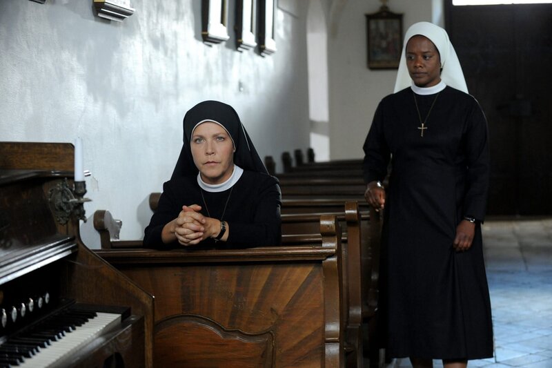 Lela ist depremiert, sie bittet Schwester Hanna um Hilfe (v.li.: Janina Hartwig, Denise M’Baye). – Bild: ORF/​Kineos/​Barbara Bauriedl