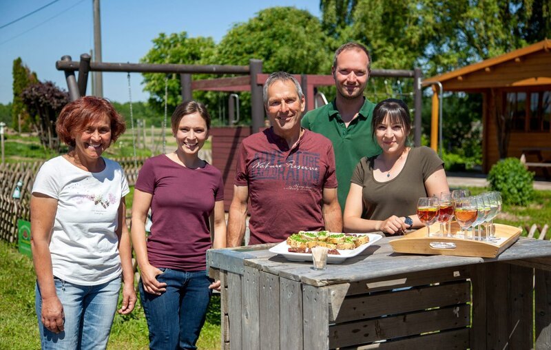 Die Familie Haas vor dem Empfang der anderen Landfrauen: v.li. Elke Haas, Tochter Carolin Zinsel, Ehemann Klaus Haas, Schwiegersohn Dominik Zinsel und Tochter Katrin Haas. – Bild: SWR/​megaherz/​Anne Deiß