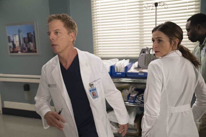 Haben mit dem Hirntumor eines Jungen zu kämpfen: Tom (Greg Germann, l.) und Amelia (Caterina Scorsone, r.) … – Bild: American Broadcasting Companies, Inc.