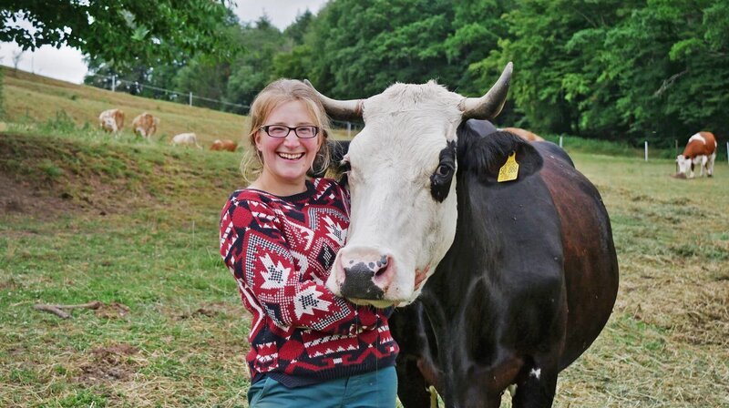 Sarah Alberts mit einem ihrer Rinder. – Bild: SWR/​megaherz/​Elisabeth Kratzer