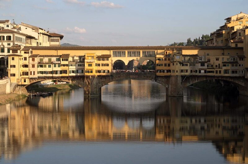 Gemustert, seidig, samtig, raffiniert in jeder Situation: Italienische Stoffe entsprechen einer bestimmten Vorstellung von Schönheit. Bereits im Mittelalter konnte die Toskana den kostbarsten unter ihnen erobern: Seide. – Bild: Elephant Doc