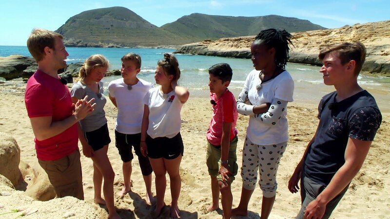 Endlich am Meer. Die Sechs können es gar nicht erwarten, endlich ins Wasser zu springen. Aber die Aufgabe, die es zu lösen gilt, ist schwerer als gedacht. – Bild: hr/​E+U TV Film- und Fernsehproduktion