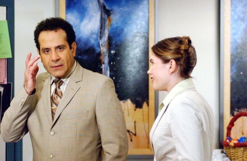Überraschenderweise wird der kauzige neue Kollege Monk (Tony Shalhoub) von Abby (Jennifer Hall) und allen anderen Mitarbeitern sofort in die Bürogemeinschaft aufgenommen. – Bild: SUPER RTL