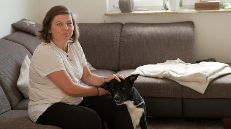Hundebesitzerin Maria Theunert hofft auf die Hilfe von Hundetrainer Steve. Ihr Hund Timo zeigt starkes Territorialverhalten und beißt. – Bild: WDR/​Meworks GmbH