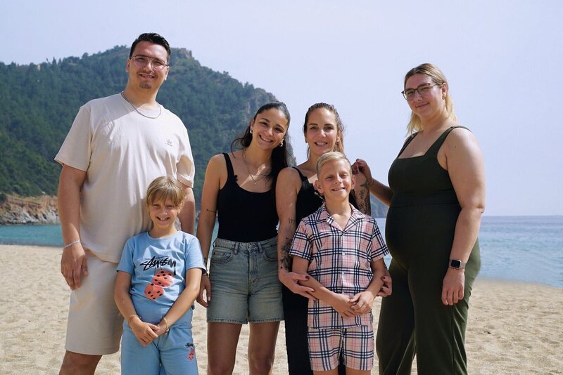 Langeweile gibt es bei Danni Büchner nicht. Die Fünffachmama hat mit ihren Kindern alle Hände voll zu tun. Und da sind die Zwillinge noch am einfachsten zu betreuen. Bild: Volkan, Jenna, Jada, Danni, Diego und Joelina am Strand – Bild: RTLZWEI, Picture Puzzle Medien