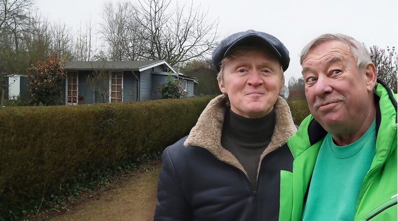 Das ist der Christoph Biemann. Und der nimmt Pierre M. Krause heute mit zum Kompost. Christoph ist eine Fernsehlegende. Er ist fast so viele Jahrzehnte im Fernsehen wie er Kettensägen im Gartenhaus hat. Klingt komisch, ist aber so: die Kurzstrecke mit Christoph Biemann! – Bild: ZDF/​SWR/​dibido.tv