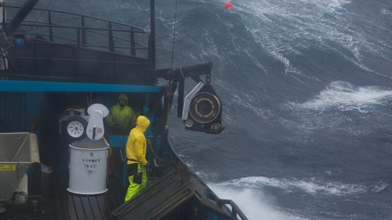 The Summer Bay deckhands hauling gear in rough seas. – Bild: DMAX