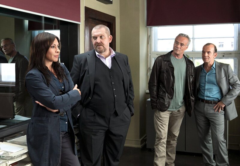 Die Hauptkommissare Eva Saalfeld (Simone Thomalla, links) und Andreas Keppler (Martin Wuttke, rechts) verabschieden sich von ihren Kölner Kollegen Freddy Schenk (Dietmar Bär, 2.v.l.) und Max Ballauf (Klaus J. Behrendt, 2.v.r.) – Bild: NDR/​MDR/​Junghans