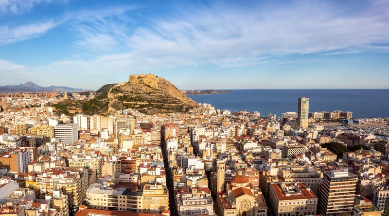 Blick auf die Stadt Alicante und die Burg Castillo Santa Barbara. – Bild: WDR/​ddp/​Aviation Stock