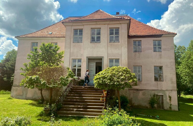 Marode Balken, fliegender Lehm und Hochzeitsvorbereitungen in historischem Ambiente. Ob Fachwerkhaus oder Schloss – engagierte Menschen leben ihren Traum, retten und sanieren alte Häuser mit viel Mut, Zeit und Selbstvertrauen. Vom Gutshaus in der Uckermark, über ein Inspektorenhaus in Schacksdorf (Foto) bis zum Barockschloss in Polen – überall wird mehr als Geld investiert. – Bild: rbb/​Mirek Kubiak/​Steffi Stoye/​Anna Bilger