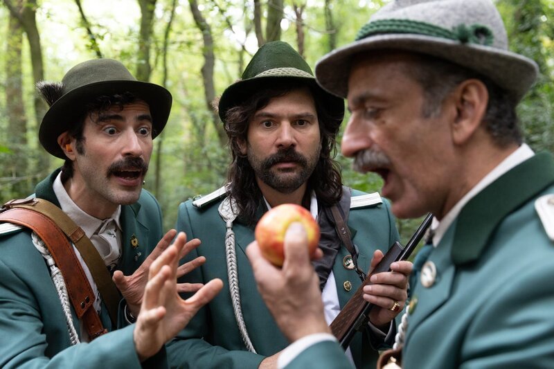 Hektor (Samy Challah, l.) und Paris (Jasin Challah, M.) versuchen ihren Vater Marcos (Pavlos Kourtidis, r.) vor dem Zankapfel der Eris (Angelina Galbeni) zu warnen. – Bild: ZDF und Nina Poppe
