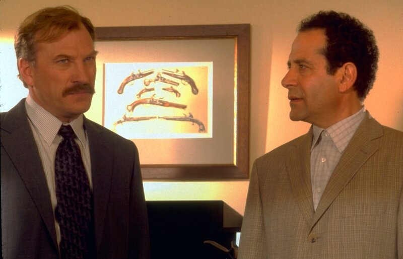 Der Anwalt Lou Pratt und seine Assistentin werden abends in ihrem Büro ermordet. Captain Leland Stottlemeyer (Ted Levine, l.) bittet Monk (Tony Shalhoub, r.) um Hilfe bei den Ermittlungen. – Bild: ORF/​Universal