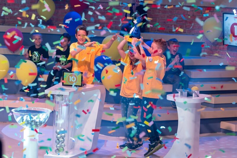 Das Rateteam aus Katsdorf/​Österreich freut sich über den geteilten Sieg. – Bild: ORF/​ZDF/​Ralf Wilschewski