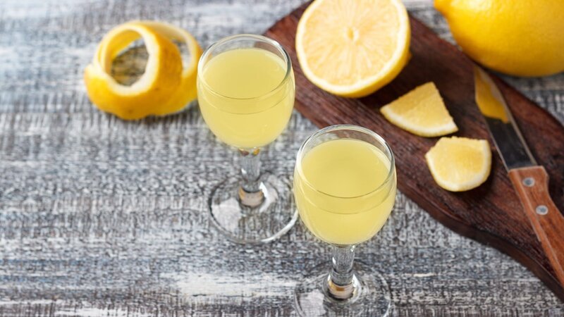 Italian traditional liqueur with lemons – Bild: Discovery