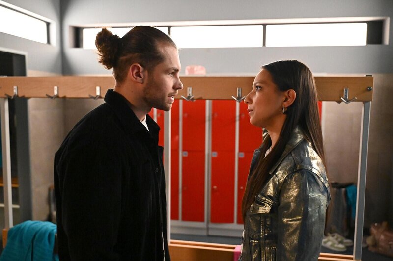 Milan (Vitali Huk) trifft es völlig unerwartet, als Charlotte „Charlie“ (Shaolyn Fernandez) mit ihm Schluss macht. – Bild: RTL /​ Julia Feldhagen