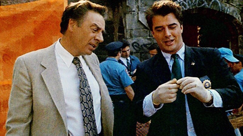 Ein äußerst turbulenter Tag für Detective Lennie Briscoe (Jerry Orbach, li.) und Detective Mike Logan (Christopher Noth): Sie suchen einen Serienmörder, verhaften eine Frau, die ihren Mann kastriert hat, suchen den Mörder eines Lebensmittelhändlers … – Bild: TVNOW