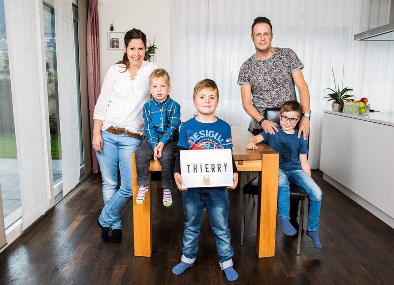 SRF bi de Lüt Familiensache Folge 2 Familie Dietrich: Evelyne Dietrich (Mutter), Ian, Jeremy (mit «Thierry-Schild), Thierry (mit Brille) und Vater Daniel Dietrich – Bild: SRF