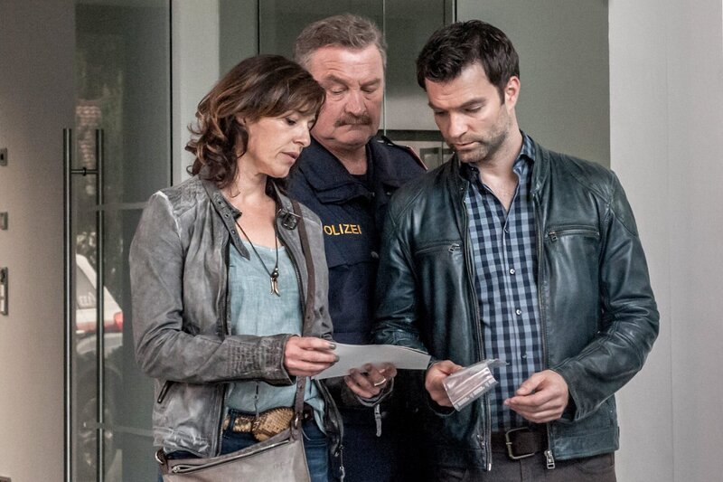 „Soko Kitzbühel“, „Vermächtnis.“ Die Innsbrucker Gerichtsmedizinerin Dr. Simone Katzian, die dubiose Machenschaften und Manipulationen von Kollegen entdeckt hat, wird getötet. Da sie zuvor ihre Freundin Dr. Haller über ihr Wissen informiert hat, gerät auch diese ins Visier des Mörders und kommt bei einem Autounfall beinahe ums Leben. Die Ermittlungen der SOKO konzentrieren sich vor allem auf einen in der Stadt gerade stattfindenden Kardiologen-Kongress und dessen Aushängeschild Dr. Moritz Thonhauser, der eine komplizierte Beziehung zu seiner Mutter, einer Koryphäe auf seinem Fachgebiet, hat. Kroisleitner kümmert sich sehr um Dr. Haller und findet dabei heraus, dass sie ihm Einiges verschwiegen hat.Im Bild (v.li.): Veronika Polly (Dr. Stefanie Löcker), Julia Cencig (Nina Pokorny), Ferry Öllinger (Kroisleitner), Jakob Seeböck (Lukas Roither). – Bild: ORF 1