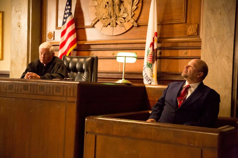 Adolf (Robet Riechel) in court with Judge (Donald Monroe). – Bild: Investigation Discovery /​ Discovery Communications