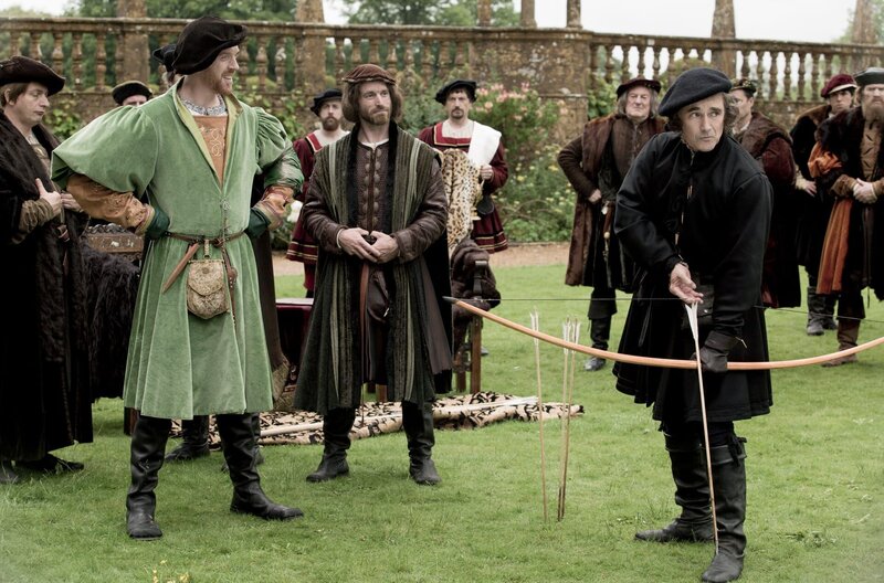 Cromwell (Mark Rylance, vorne re.) beeindruckt König Henry VIII. (Damian Lewis, 2.v.l.) beim Bogenschießen. – Bild: Company Pictures/​Playground E