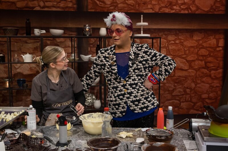 Larissa (l.); Julian F.M. Stoeckel (r.) – Bild: Joyn /​ Claudius Pflug