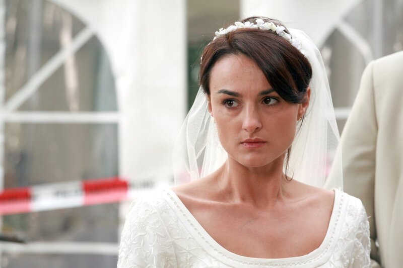 Am Hochzeitstag wurde Steffi Wolfs (Miranda Leonhardt) Mann ermordet, aber ist ihre Trauer echt? – Bild: ORF