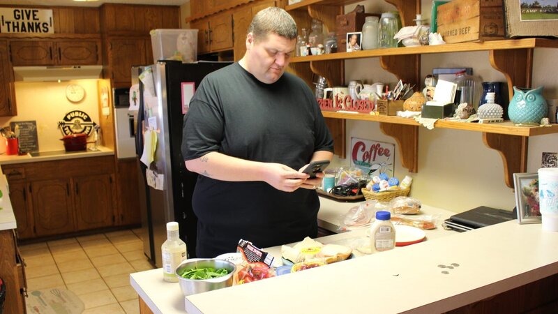 Doug cooks. – Bild: TLC /​ 35588_ep402_017 /​ Discovery Communications