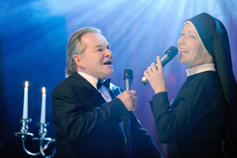 Die Wohltätigkeitsgala (v.li.: Fritz Wepper, Janina Hartwig). – Bild: ORF/​Kineos/​Barbara Bauriedl